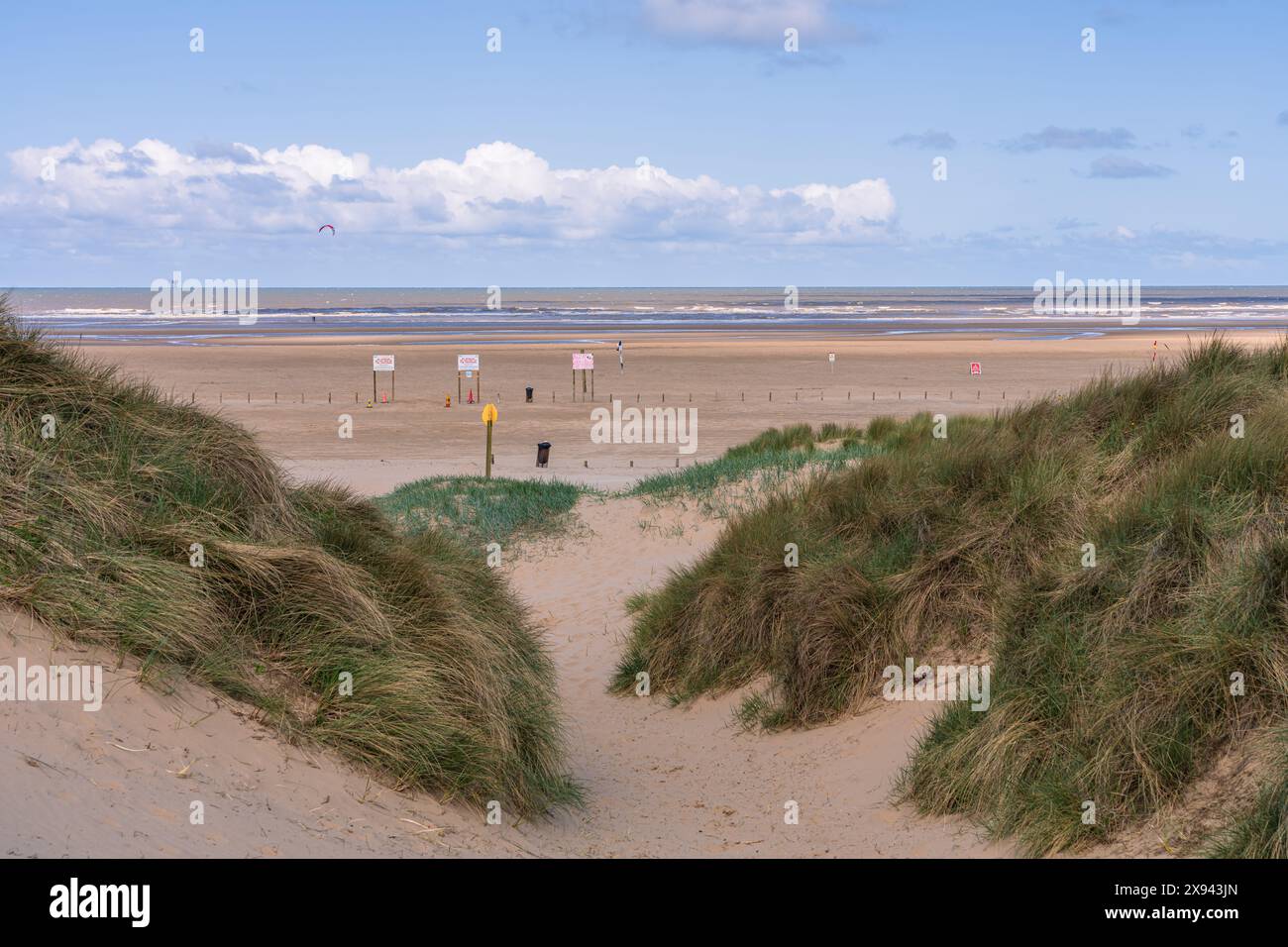 Ainsdale-on-Sea, Merseyside, Inghilterra, Regno Unito - 15 maggio 2023: Segnali di avvertimento sulla spiaggia Foto Stock