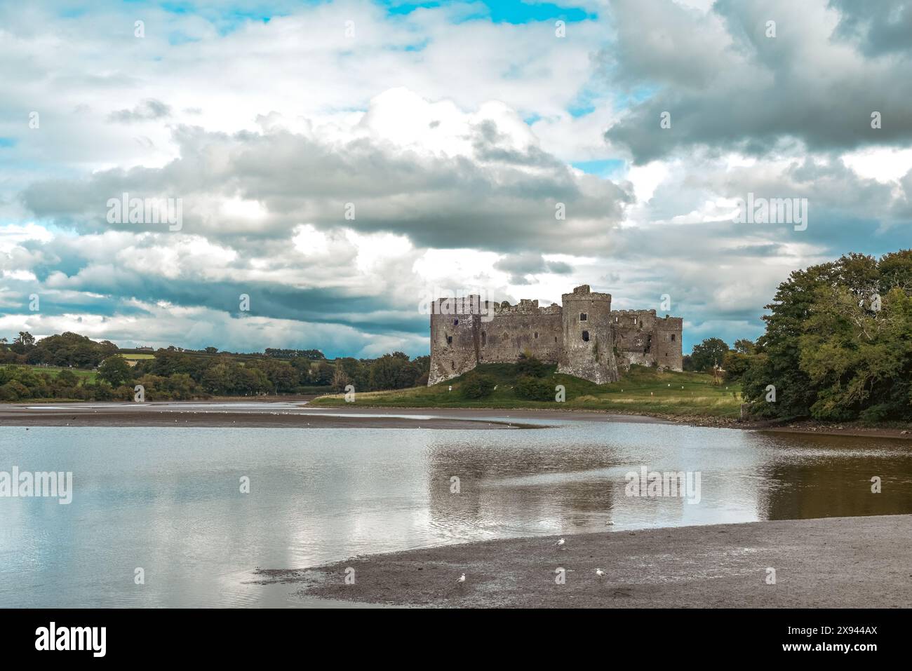 Il castello di Carew, in Galles, offre una vista esterna sul vicino fiume ed è un punto di interesse storico da visitare per i turisti Foto Stock