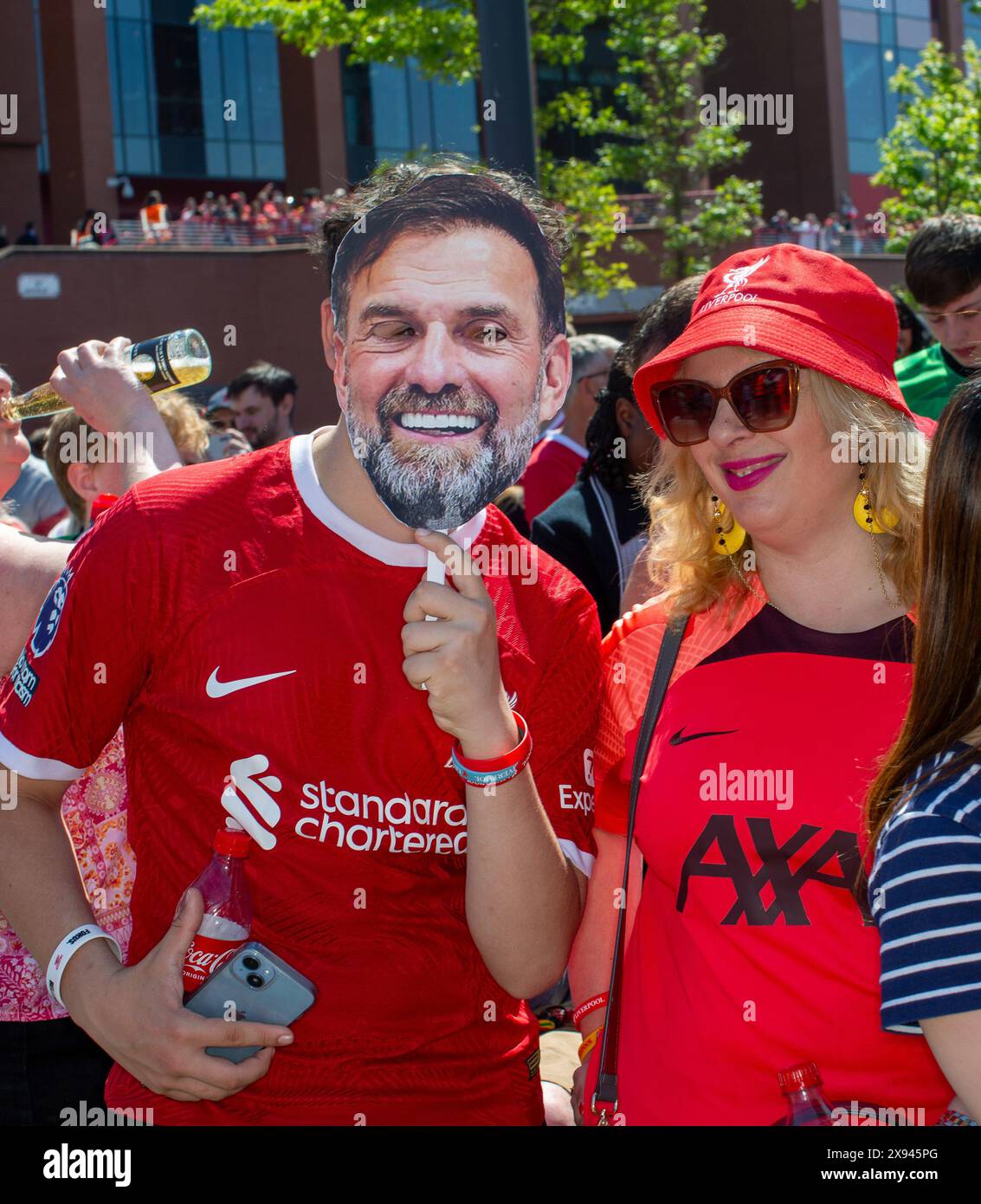 LIVERPOOL, INGHILTERRA - 19 MAGGIO: Tifosi del Liverpool FC con Jurgen Klopp maschera di fronte all'Anfield Stadion Foto Stock