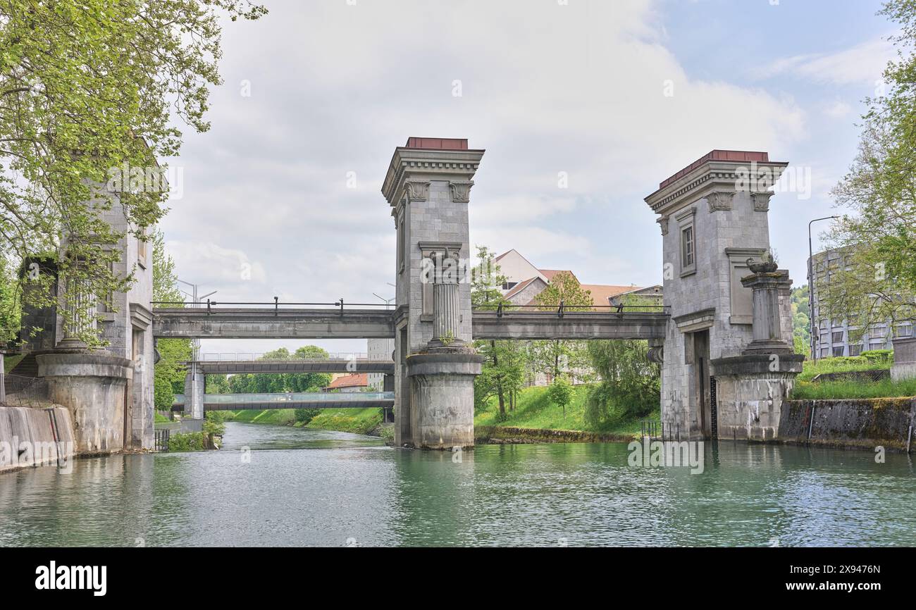 Sluice gate weir sul fiume Ljubljanica, Lubiana, Slovenia. Foto Stock