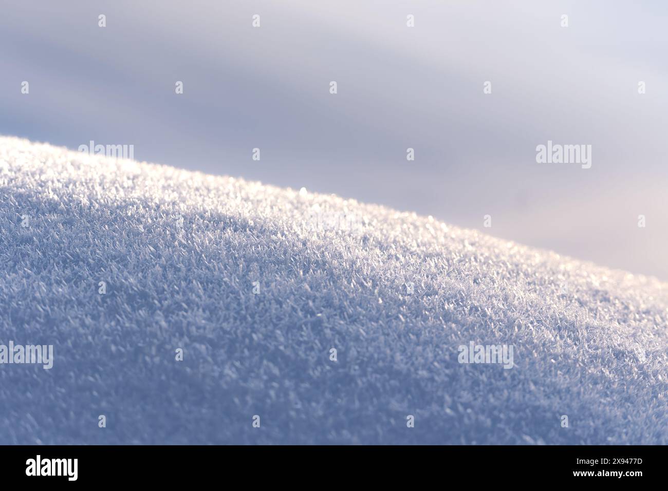 Primo piano di neve smerigliata, cattura i dettagli intricati e la consistenza di una mattina invernale. Foto Stock