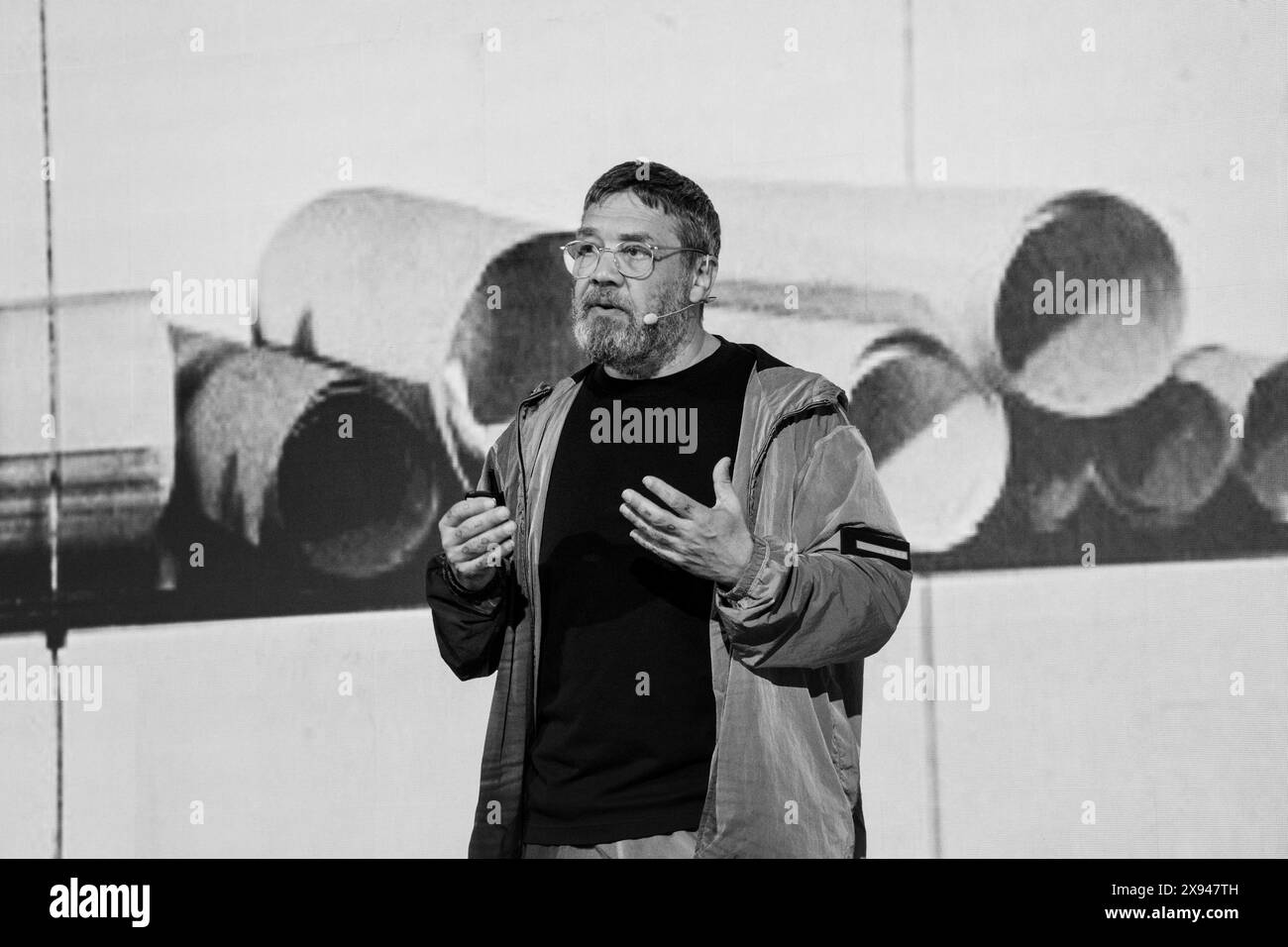 L'artista Eike König presenta sul Roots Stage principale all'OFFF Barcelona al Disseny Hub Museum of Design di Barcellona, Spagna, nell'aprile 2024. Figura: Rob Watkins. INFO: La popolare conferenza annuale lanciata nel 2001 è la più grande vetrina al mondo di creatività visiva e design contemporaneo. Attrae designer, artisti, registi e fotografi da tutto il mondo e funge da piattaforma globale per lo scambio creativo e la collaborazione. Foto Stock