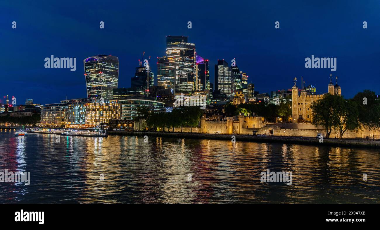 La città di Londra e la Torre di Londra di notte Foto Stock
