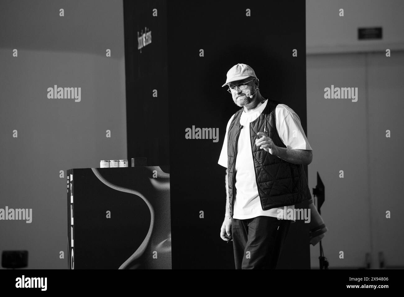 Mike Alderson dell'agenzia ManVSMachine presenta sul palco principale Roots all'OFFF di Barcellona al Disseny Hub Museum of Design di Barcellona, in Spagna, nell'aprile 2024. Figura: Rob Watkins. INFO: La popolare conferenza annuale lanciata nel 2001 è la più grande vetrina al mondo di creatività visiva e design contemporaneo. Attrae designer, artisti, registi e fotografi da tutto il mondo e funge da piattaforma globale per lo scambio creativo e la collaborazione. Foto Stock