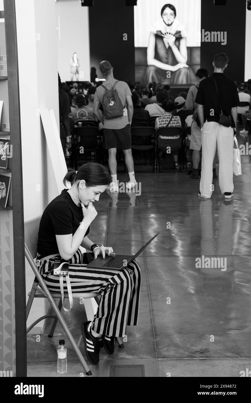 OFFF Barcelona al Disseny Hub Museum of Design di Barcellona, Spagna, nell'aprile 2024. Figura: Rob Watkins. INFO: La popolare conferenza annuale lanciata nel 2001 è la più grande vetrina al mondo di creatività visiva e design contemporaneo. Attrae designer, artisti, registi e fotografi da tutto il mondo e funge da piattaforma globale per lo scambio creativo e la collaborazione. Foto Stock