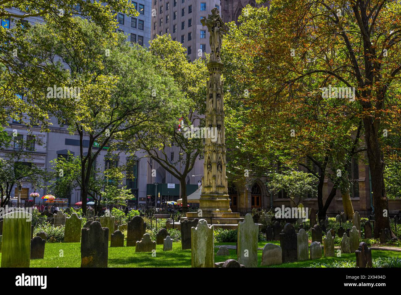 L'Astor Cross Monument tra le lapidi del Trinity Churchyard a Lower Manhattan, New York City Foto Stock