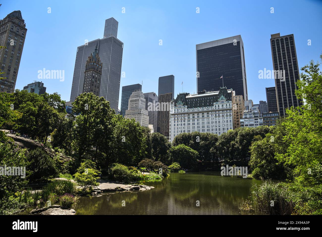 Il Plaza Hotel e altri iconici grattacieli visti dal laghetto di Central Park - Manhattan, New York City Foto Stock