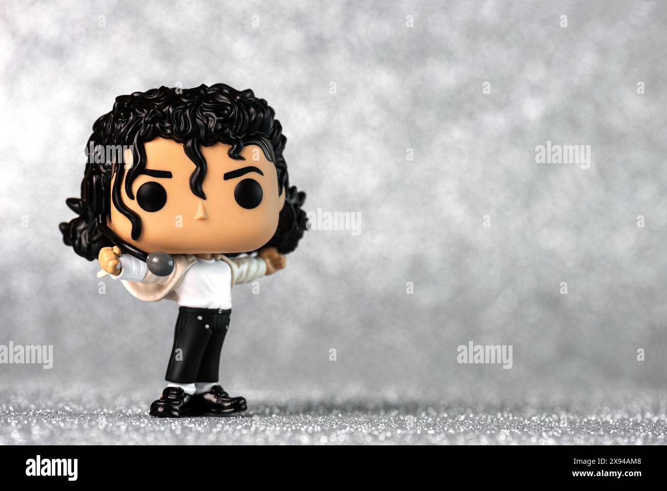 Figura Funko POP in vinile di Michael Jackson su sfondo argento. Editoriale illustrativo dell'action figure Funko Pop Foto Stock