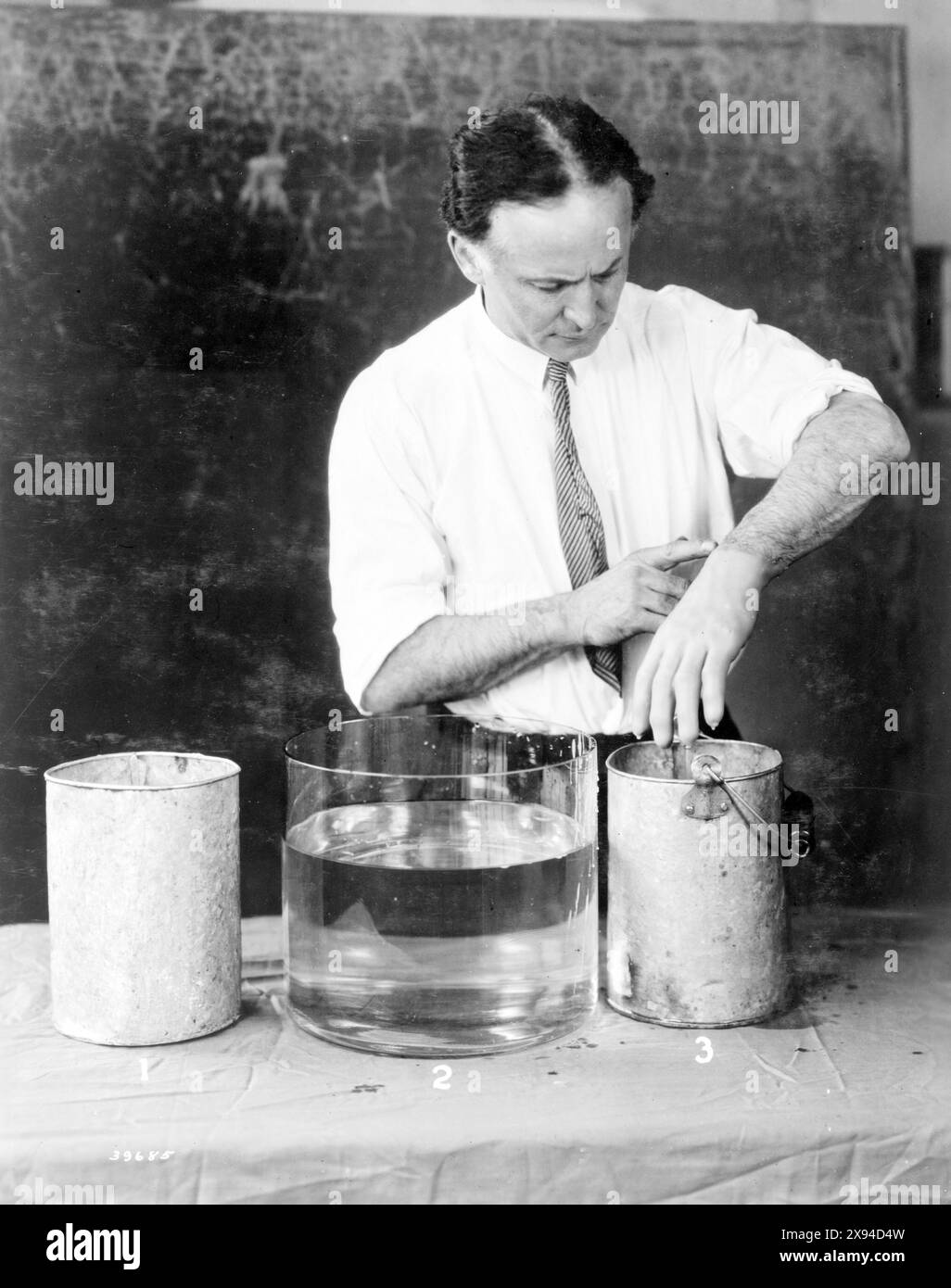 Harry Houdini fa le mani spirituali, 1923 - in questa sequenza di fotografie Houdini ha dimostrato come le mani spiritose che apparivano alle sedute fossero fatte da esseri meno eterei. Foto Stock