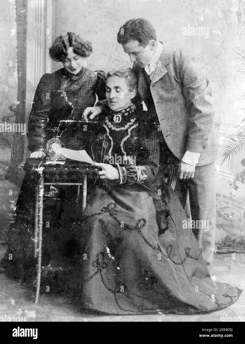 Harry Houdini, con la moglie Beatrice e la madre Cecilia Steiner Weiss, ritratto a figura intera, c 1900 Foto Stock