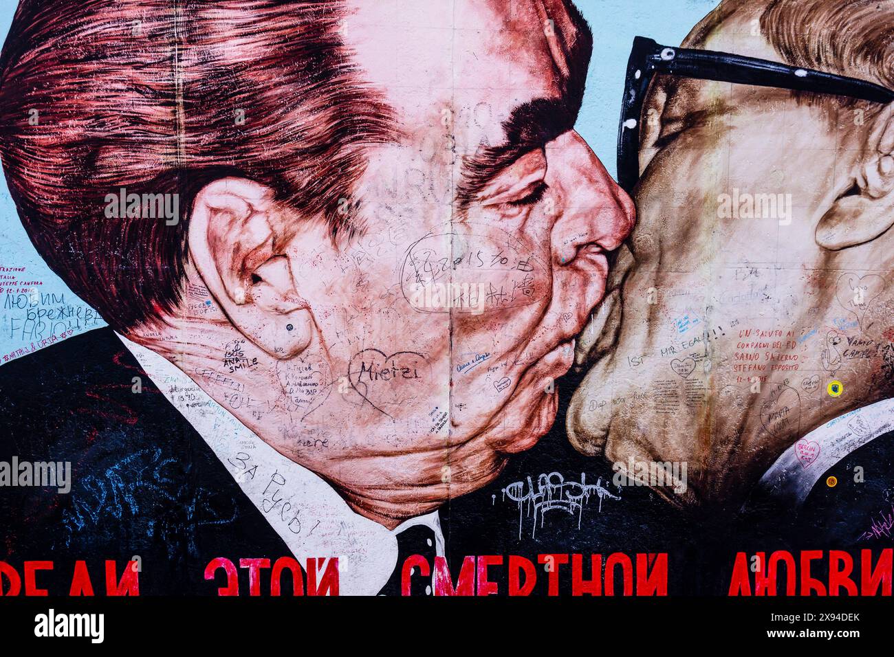 Il bacio dei Fratelli, mio Dio, aiutami a sopravvivere a questo amore mortale, dell'artista russo Dmitri Vrubel, muro di Berlino - Berliner Mauer-, Berlino, Germania Foto Stock