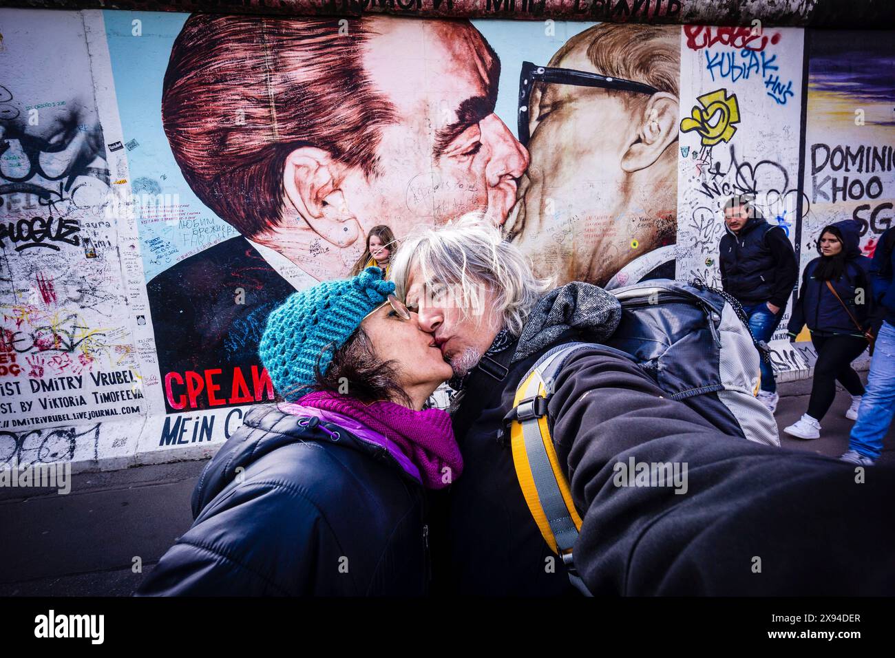 Il bacio dei Fratelli, mio Dio, aiutami a sopravvivere a questo amore mortale, dell'artista russo Dmitri Vrubel, muro di Berlino - Berliner Mauer-, Berlino, Germania Foto Stock