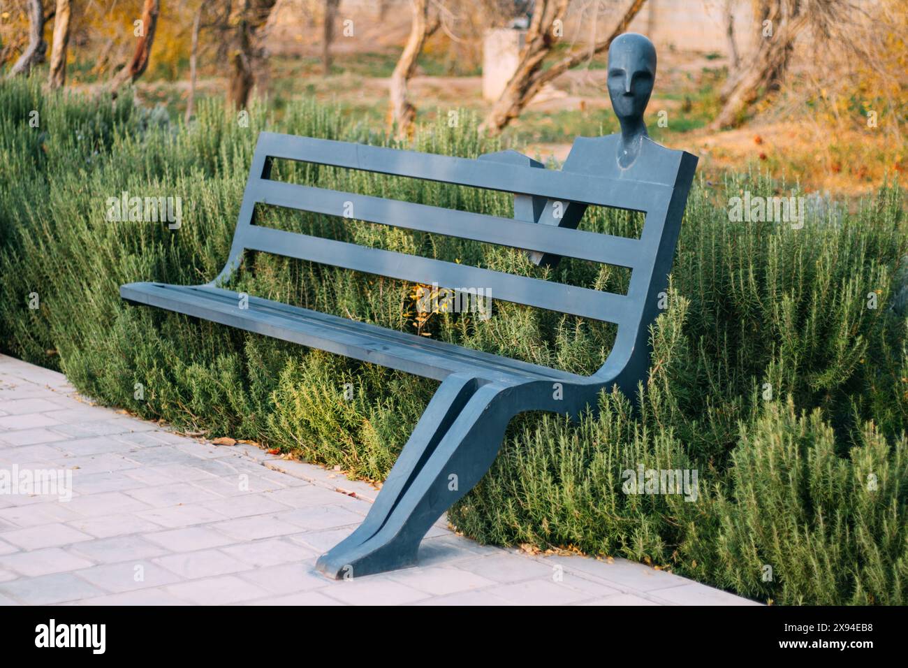 Panca moderna in un parco pubblico. Foto Stock