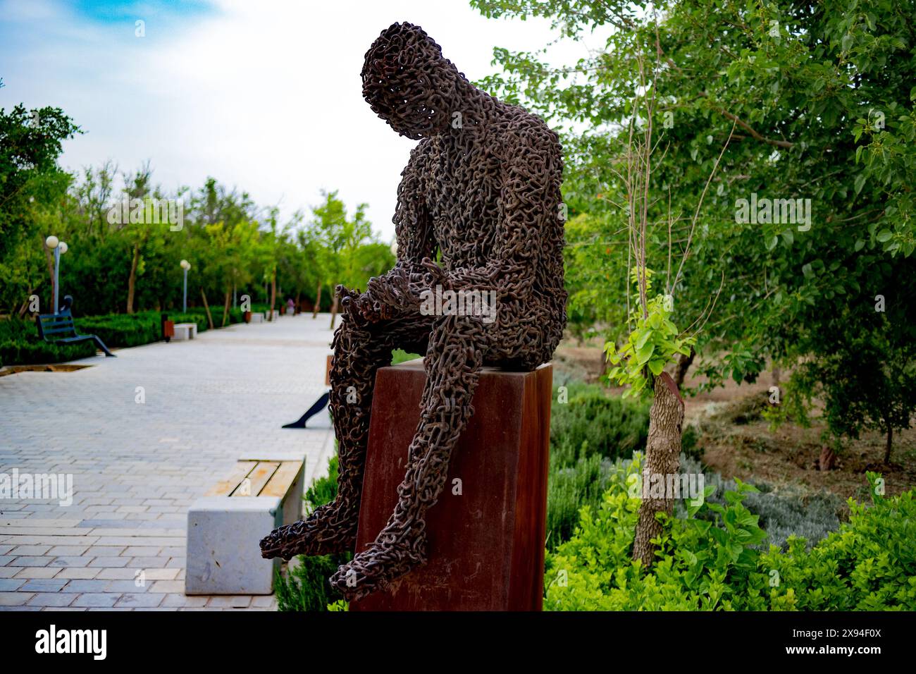 Scultura in metallo fatta di catene in un parco pubblico, Shiraz, Iran. Foto Stock