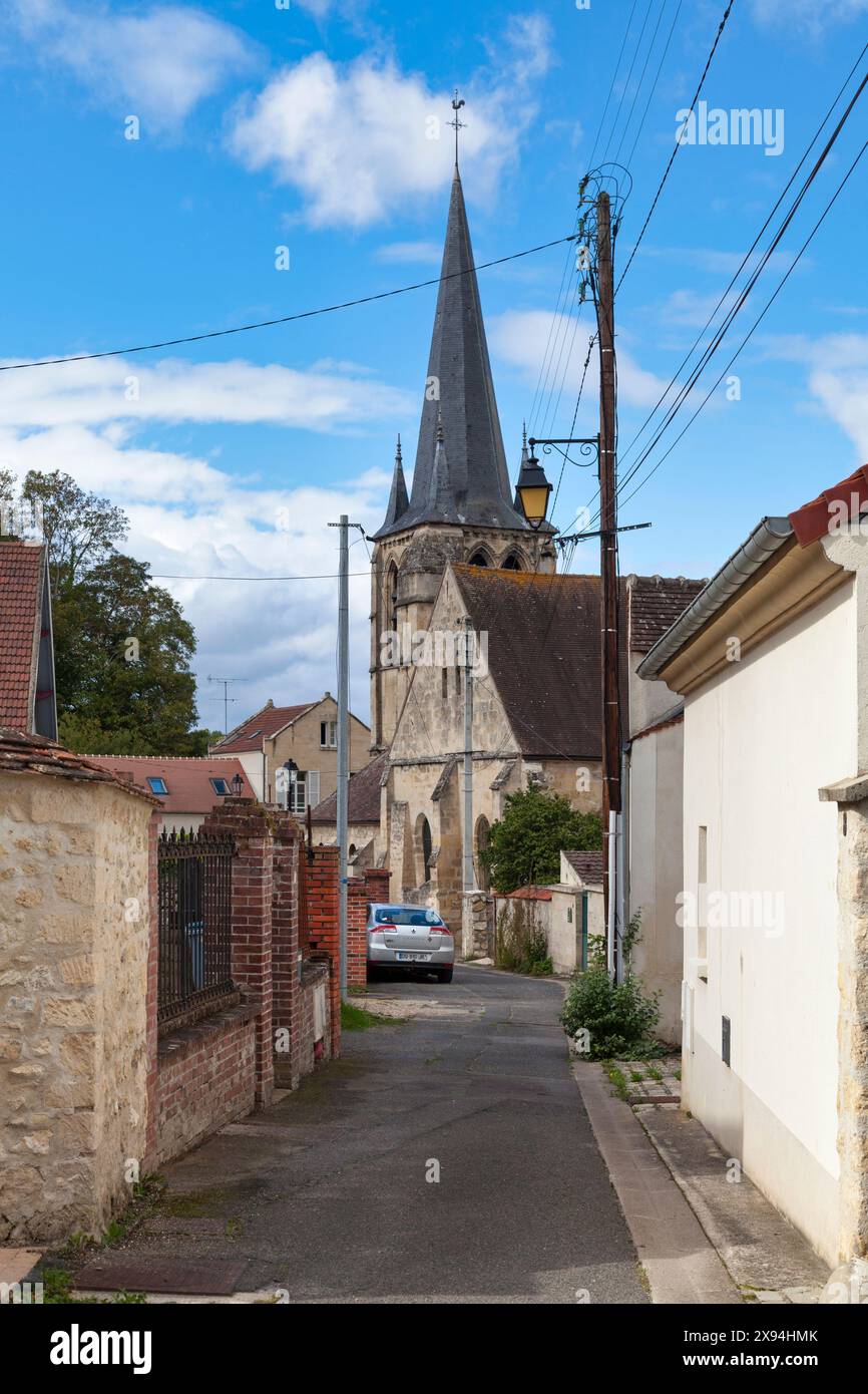 Asnières-sur-Oise, Francia - 4 ottobre 2020: La chiesa di Saint-Rémi, costruita nel XII e XIII secolo, è elencata come monumento storico. Foto Stock