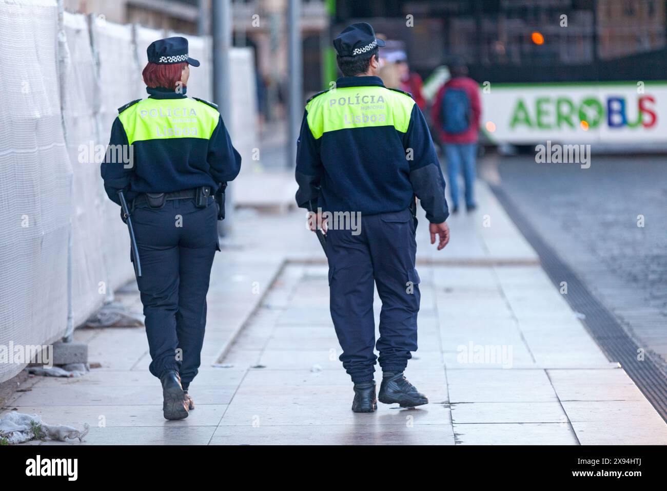Lisbona, Portogallo - 01 giugno 2018: Due agenti di polizia della "Polícia Municipal" (polizia locale) che pattugliano le strade. Foto Stock