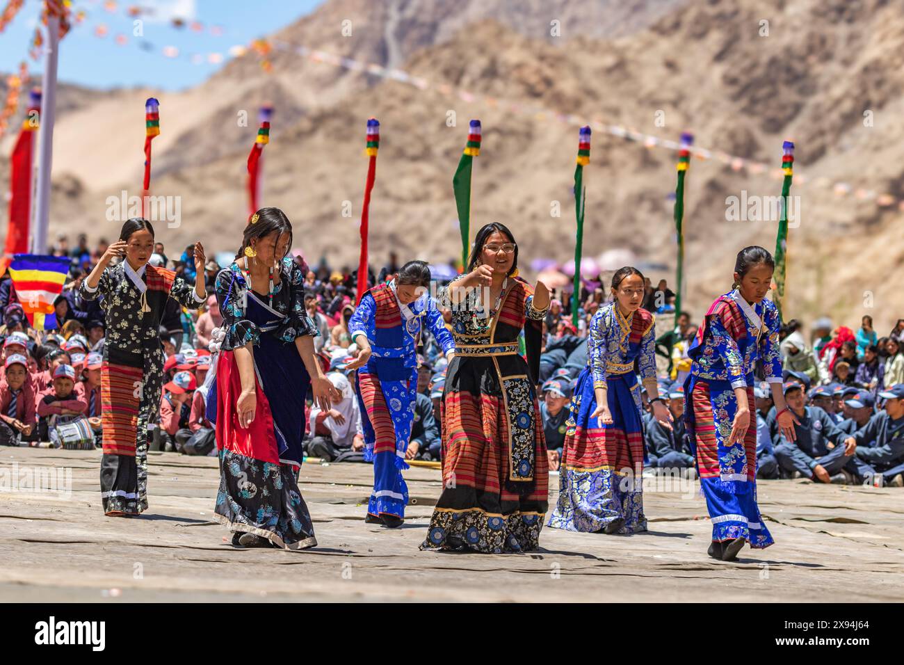 Un gruppo di giovani ragazze nepalesi che eseguono sequenze di danza tradizionali indossando costumi tradizionali a Leh, Ladakh, India, il 23 maggio 2024. Foto Stock