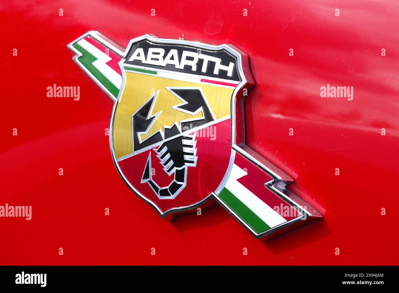 Questo inconfondibile simbolo dello scorpione costituisce l'elemento principale del badge della tuning car Abarth, questo esempio apposto su un'edizione del 124 Spider 70th Anniversary. Foto Stock