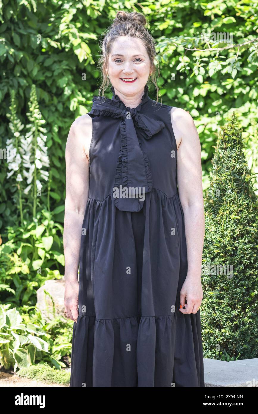 Ruth Gemmell e Hannah Dodd, nel Bridgerton Garden, RHS Chelsea Flower Show, Londra, Regno Unito Foto Stock