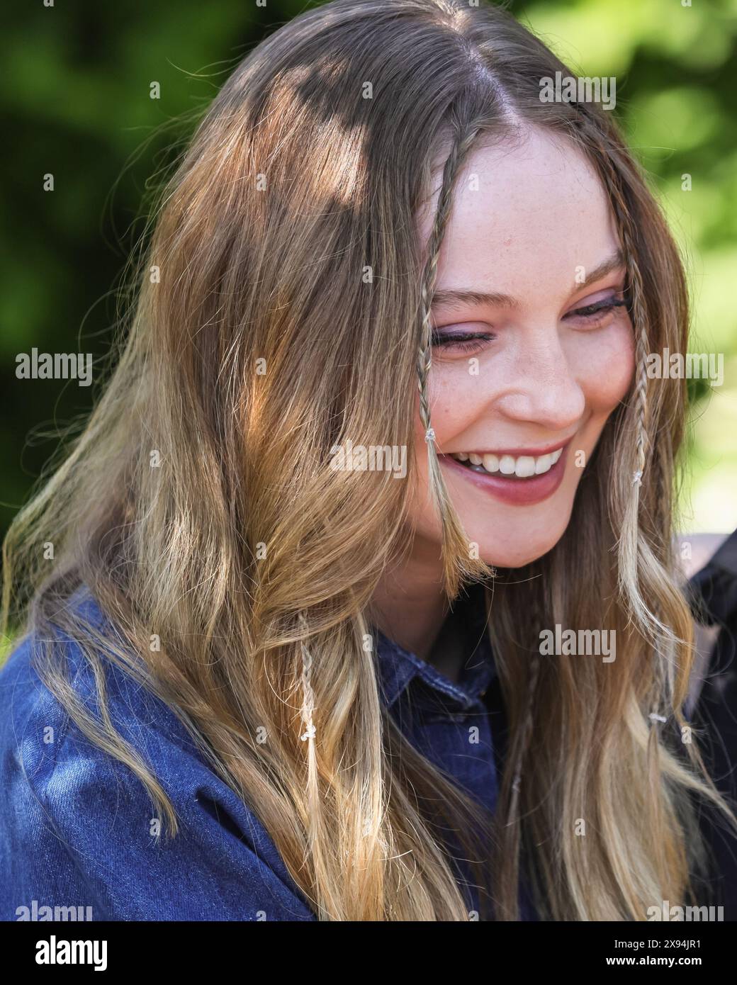 Ruth Gemmell e Hannah Dodd, nel Bridgerton Garden, RHS Chelsea Flower Show, Londra, Regno Unito Foto Stock