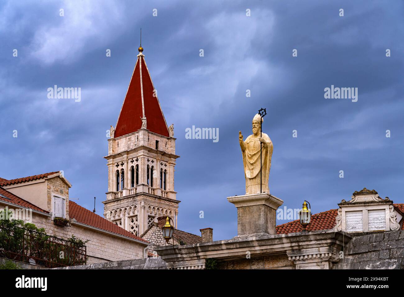 Statua di Schutzheiligen Ivan Ursini auf dem Stadttor und der Turm der Kathedrale des heiligen Laurentius a Traù, Kroatien, Europa | San Ivan U Foto Stock