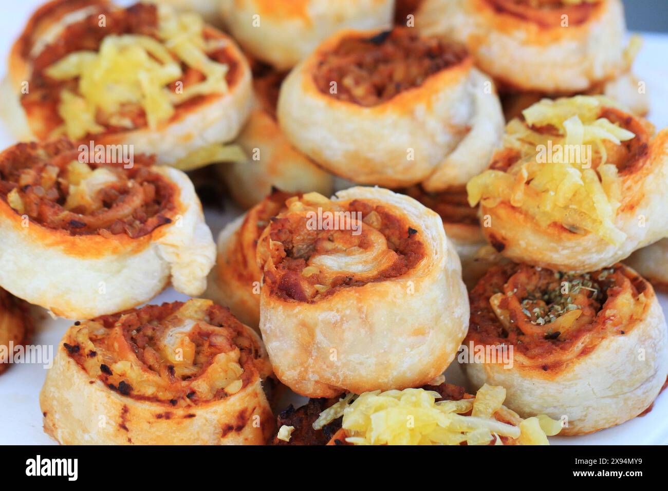 piccole torte di sale con carne come sfondo molto carino Foto Stock