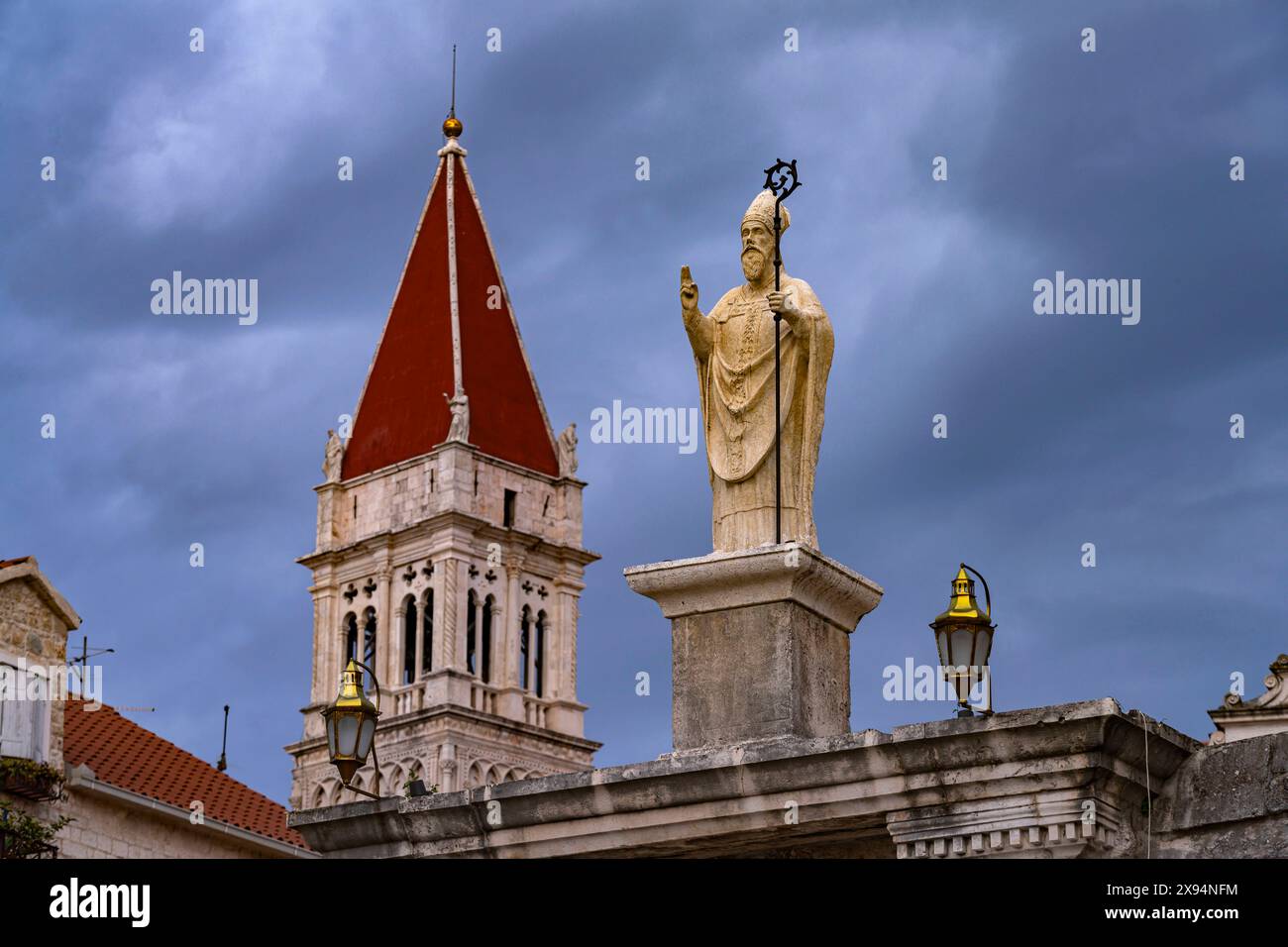 Stadttor und Kathedrale Trogir Statue des Schutzheiligen Ivan Ursini auf dem Stadttor und der Turm der Kathedrale des heiligen Laurentius a Traù, K. Foto Stock