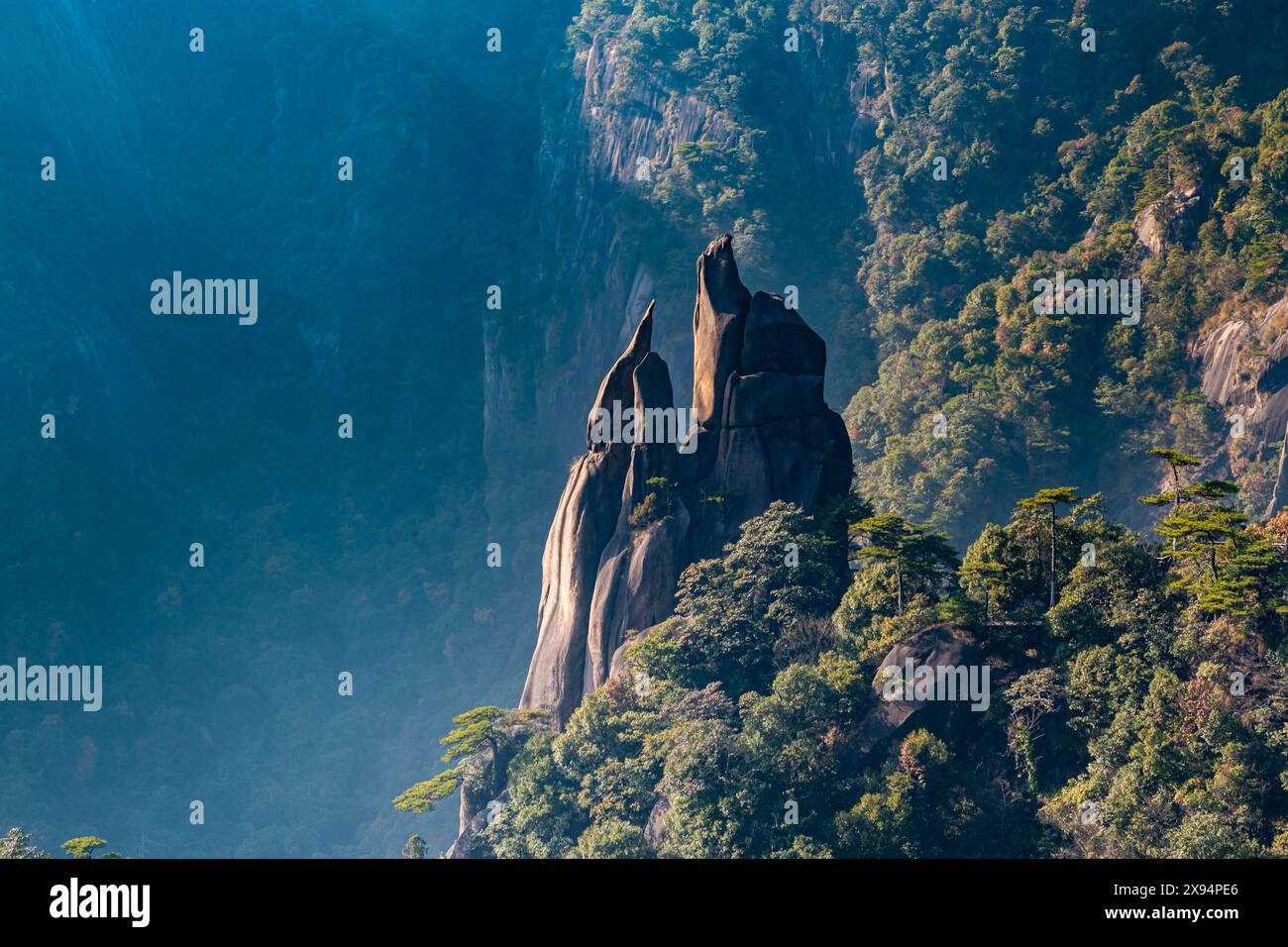 Gigantesco pilastro di granito, il monte Taoista Sanqing, sito Patrimonio dell'Umanità dell'UNESCO, Jiangxi, Cina, Asia Foto Stock