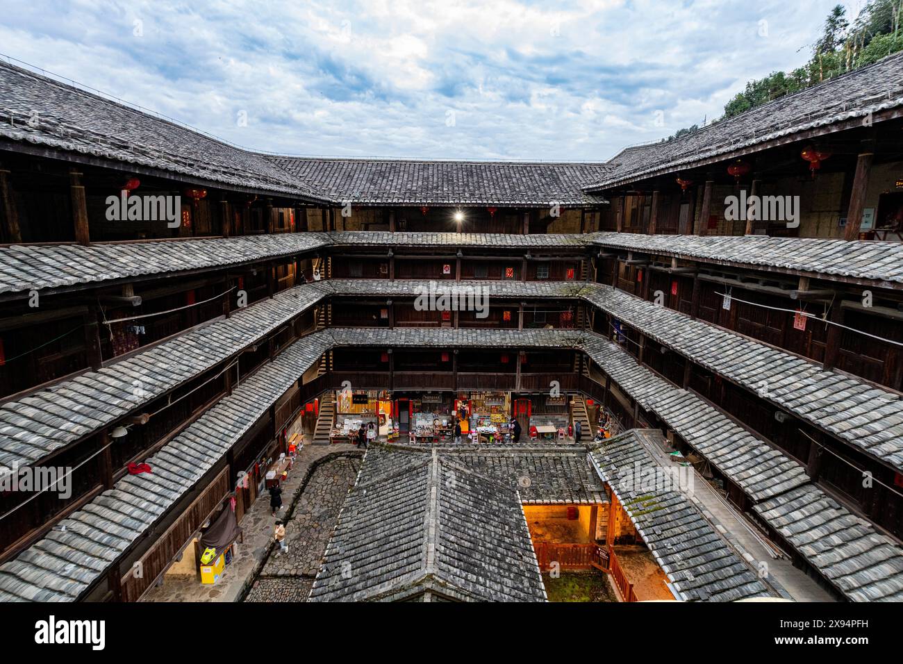 Edificio di piazza Hegui, sito Patrimonio dell'Umanità dell'UNESCO, residenza rurale Fujian Tulou di Hakka, antica città di Yunshuiyao, Fujian, Cina, Asia Foto Stock