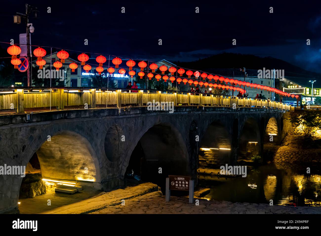 Foto notturna dell'antica città di Yunshuiyao, Hakka, Fujian, Cina, Asia Foto Stock