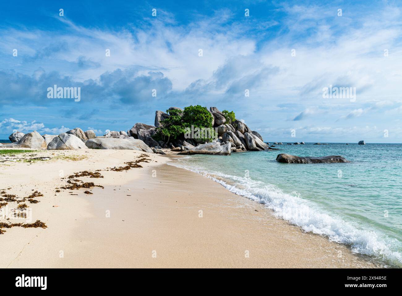 Isola di Lengkuas, isola di Belitung al largo della costa di Sumatra, Indonesia, Sud-est asiatico, Asia Foto Stock