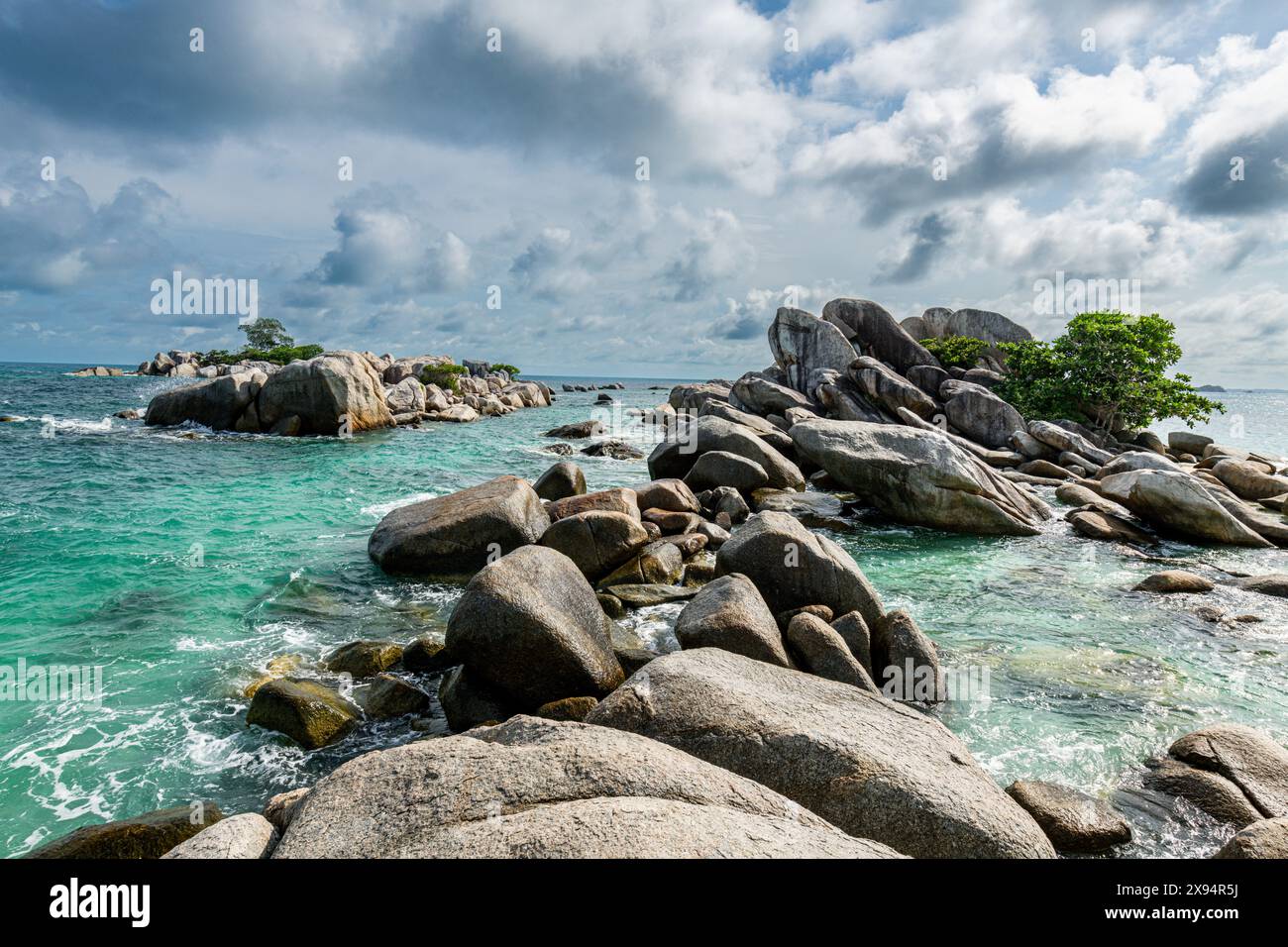 Rocce di granito che sporgono dall'oceano, Belitung Island al largo della costa di Sumatra, Indonesia, Sud-est asiatico, Asia Foto Stock