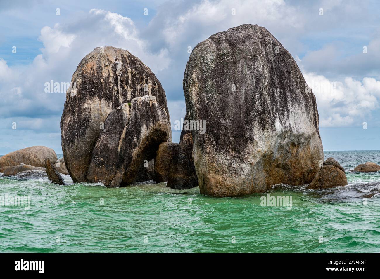 Rocce di granito che sporgono dall'oceano, Belitung Island al largo della costa di Sumatra, Indonesia, Sud-est asiatico, Asia Foto Stock