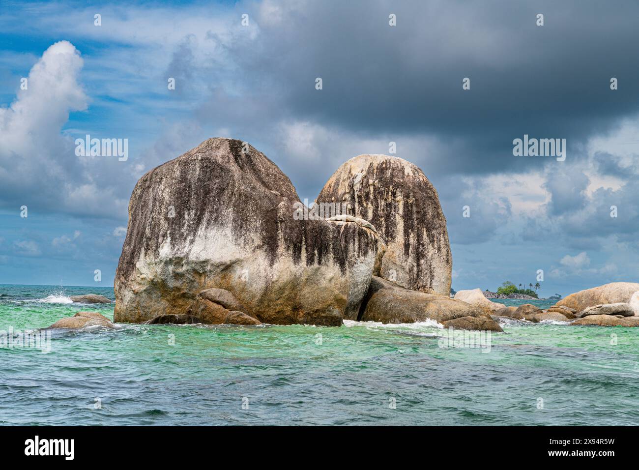 Rocce di granito che sporgono dall'oceano, Belitung Island al largo della costa di Sumatra, Indonesia, Sud-est asiatico, Asia Foto Stock
