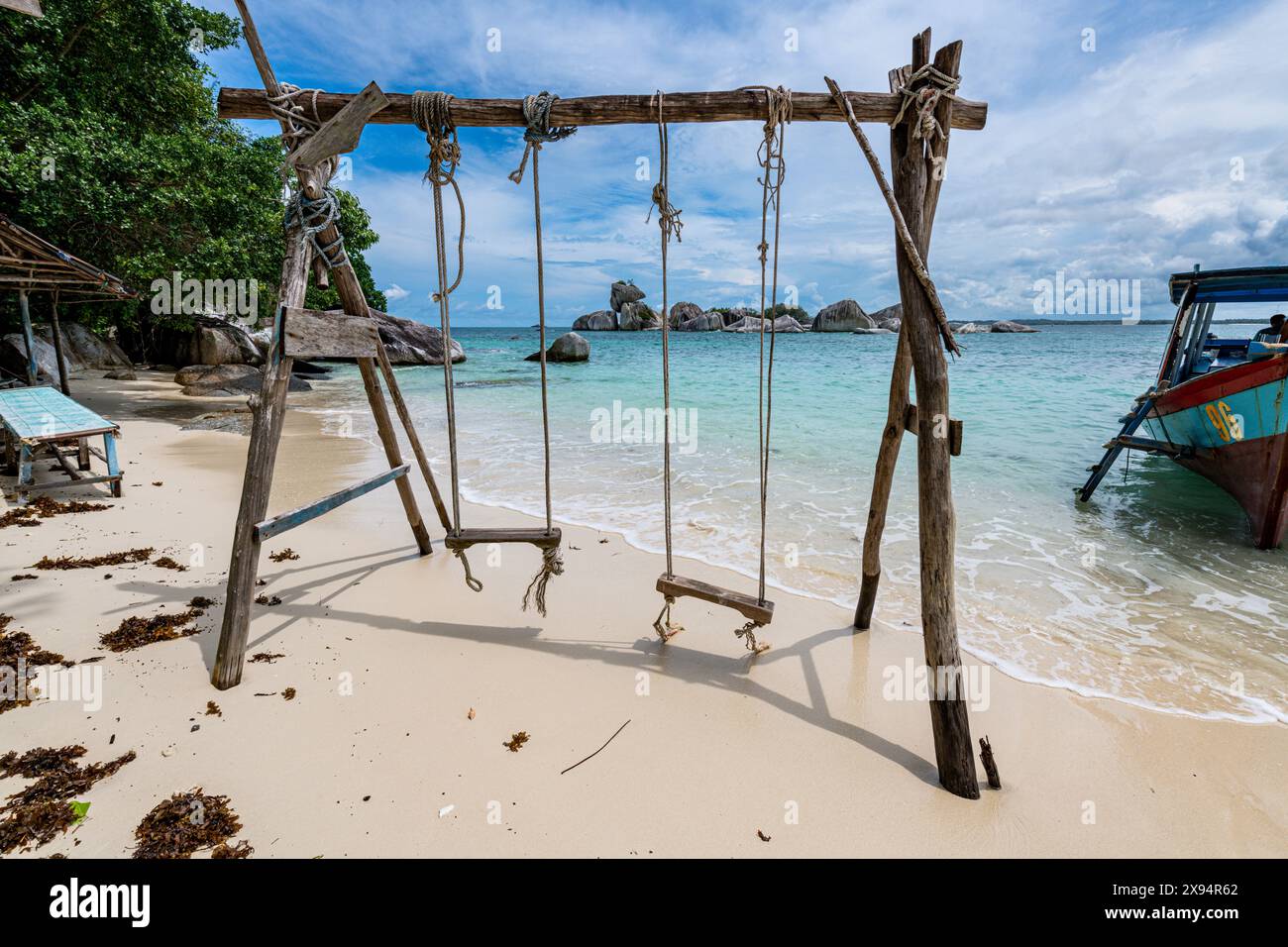 Altalena su una spiaggia, l'isola di Kepayang, l'isola di Belitung al largo della costa di Sumatra, Indonesia, Sud-est asiatico, Asia Foto Stock