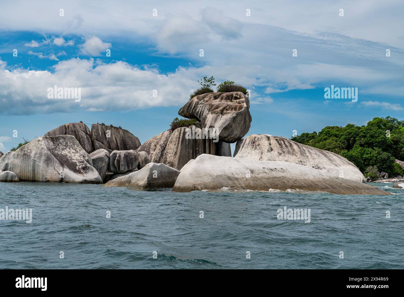 Gigantesche rocce granitiche su Pulau Kelayang, l'isola di Belitung al largo della costa di Sumatra, Indonesia, Sud-est asiatico, Asia Foto Stock