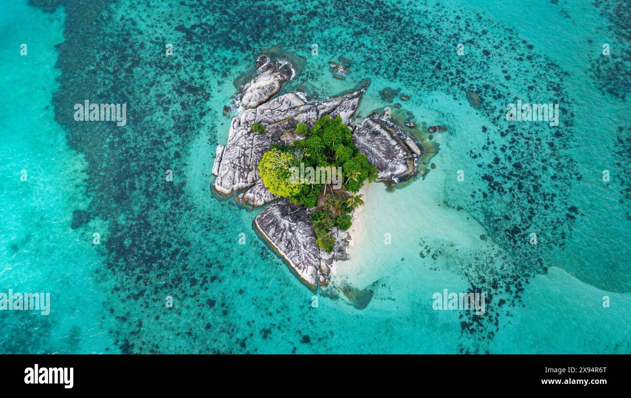 Aerea di un piccolo isolotto al largo della costa dell'isola di Belitung al largo della costa di Sumatra, Indonesia, Sud-est asiatico, Asia Foto Stock