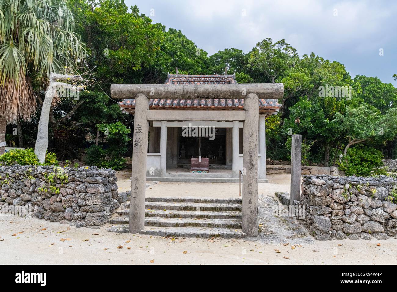 Piccolo santuario, Parco Nazionale dell'Isola di Taketomi, Ishigaki, gruppo di isole Yaeyama, Giappone, Asia Foto Stock