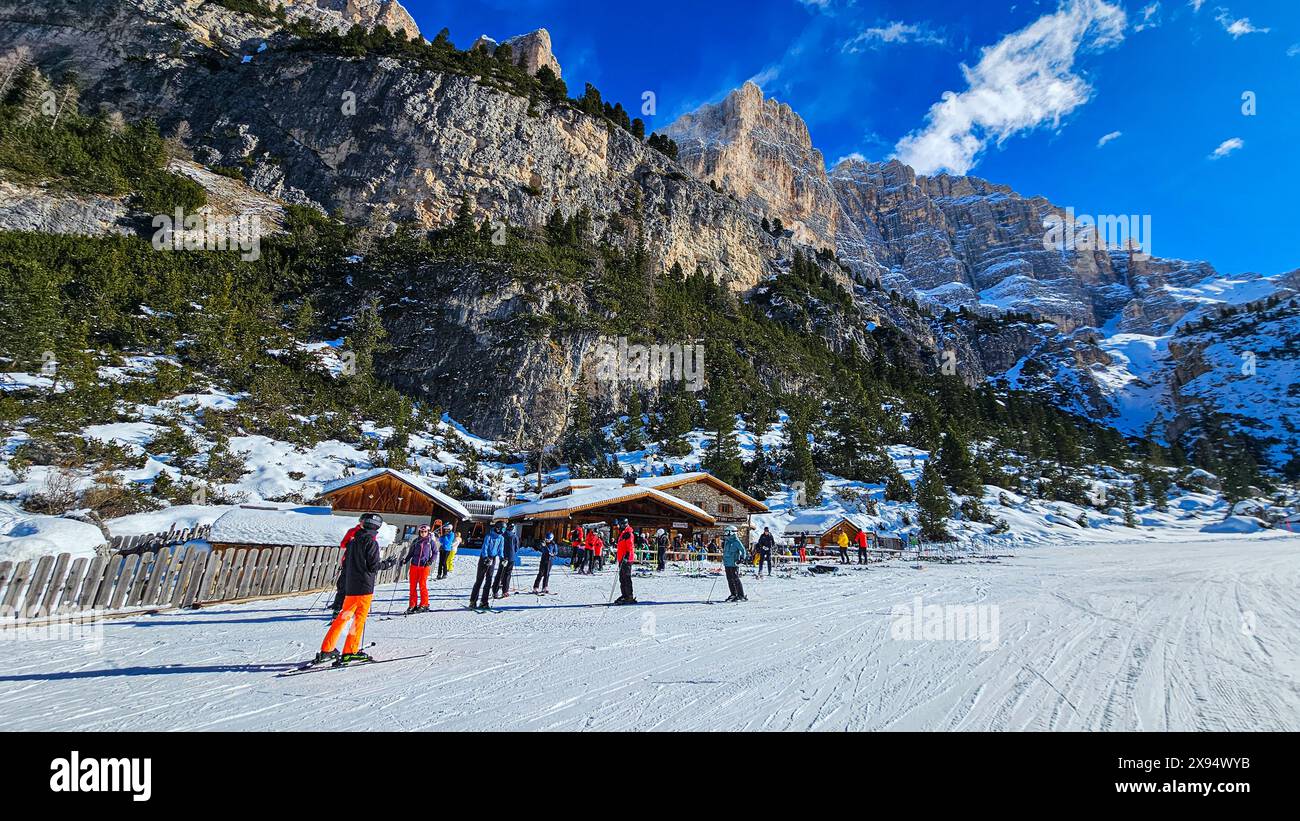 Ristorante di montagna, Monte Lagazuoi, Parco naturale delle Dolomiti di Ampezzo, Patrimonio dell'Umanità dell'UNESCO, Veneto, Dolomiti, Italia, Europa Foto Stock