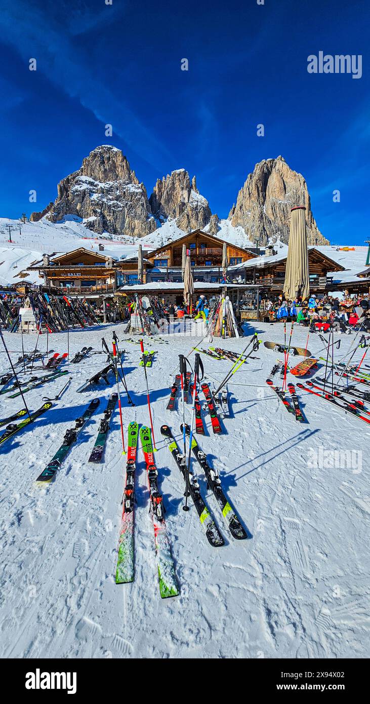 Ristorante sotto Langkofel (Sassolungo), alto Adige, Dolomiti, Italia, Europa Foto Stock