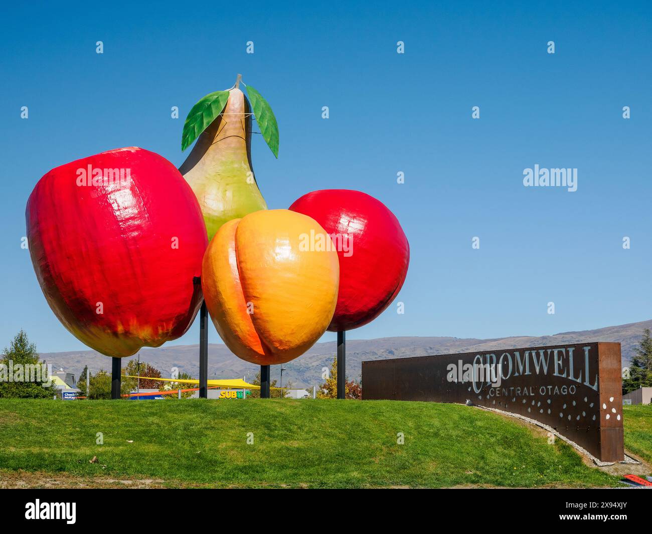 Frutta gigante a Cromwell, una piccola città nel mezzo di una regione di frutteti e vigneti, Cromwell, Otago, South Island, nuova Zelanda, Pacifico Foto Stock
