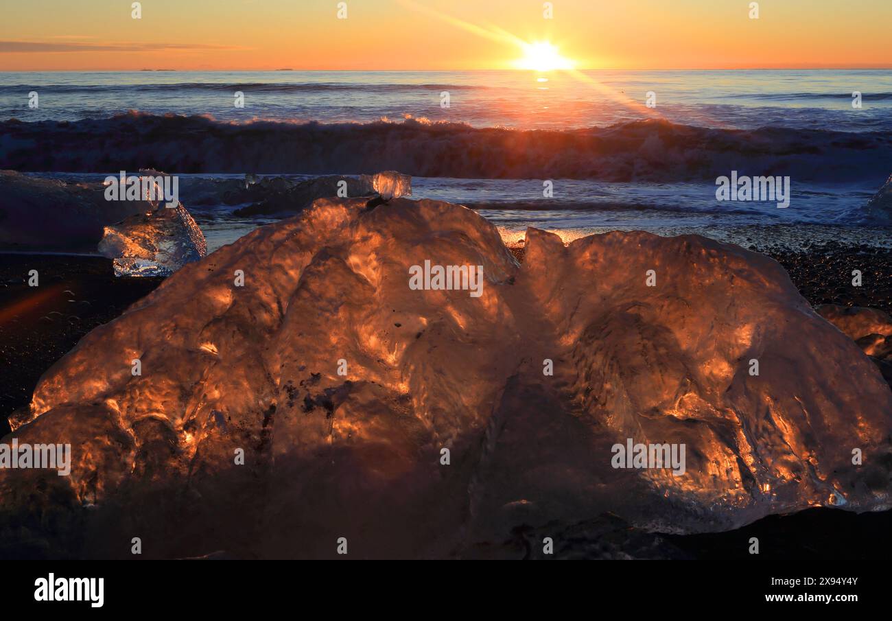 Breioamerkursandur (Diamond Beach) vicino alla laguna del ghiacciaio Jokulsarlon, all'alba, al Parco Nazionale Vatnajokull, Islanda meridionale, regioni polari Foto Stock