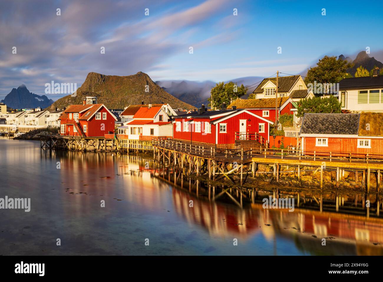 Lunga esposizione per catturare la luce dell'alba a Svolvaer, durante una giornata autunnale, Svolvaer, Isole Lofoten, Nordland, Norvegia, Scandinavia, Europa Foto Stock