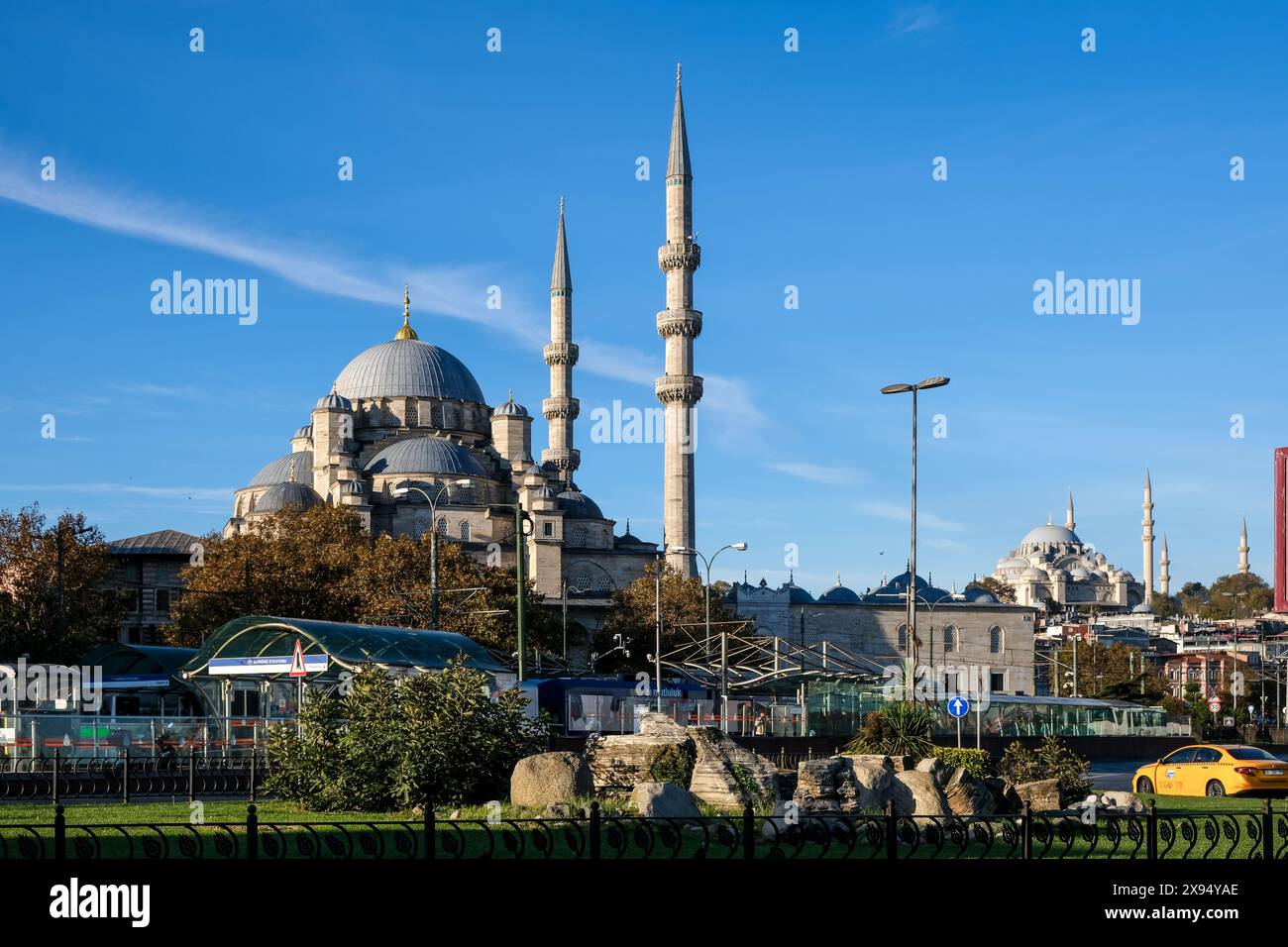 Vista della nuova Moschea (Yeni Cami), una moschea imperiale ottomana nel quartiere di Fatih, con la Moschea Rustem Pasha in lontananza, Istanbul Foto Stock