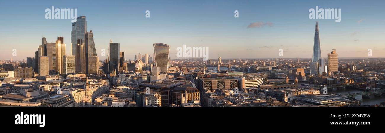 Skyline della città di Londra 2024 da St. Pauls incluso The Shard, Londra, Inghilterra, Regno Unito, Europa Foto Stock