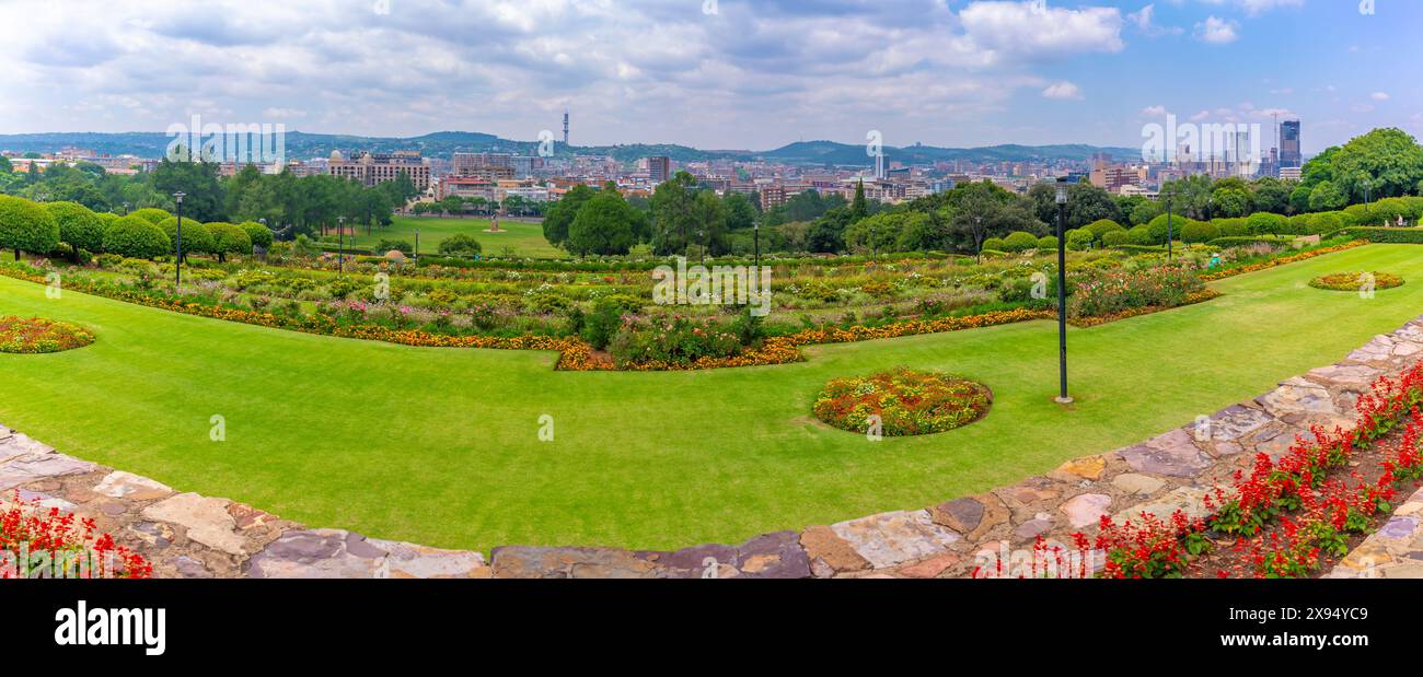 Vista dello skyline di Pretoria e dei giardini Union Buildings da Union Buildings, Pretoria Central, Pretoria, Sudafrica, Africa Foto Stock