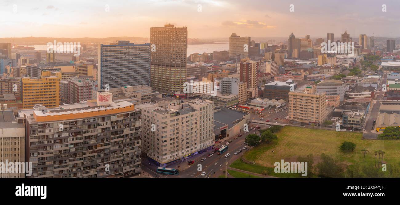 Vista elevata dello skyline della città, di Durban, della provincia di KwaZulu-Natal, del Sudafrica, dell'Africa Foto Stock