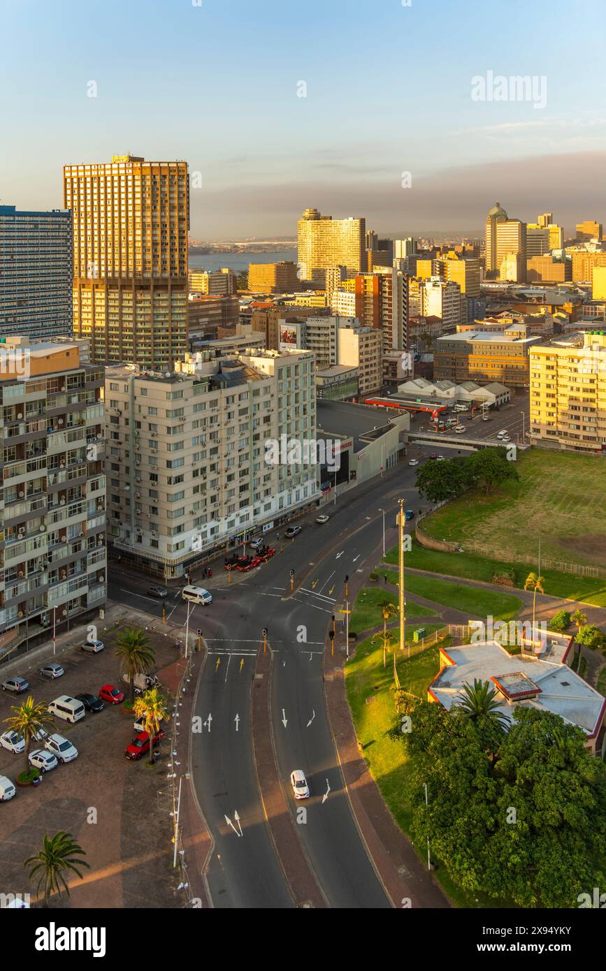 Vista elevata dello skyline di Durban all'alba, Durban, provincia di KwaZulu-Natal, Sudafrica, Africa Foto Stock