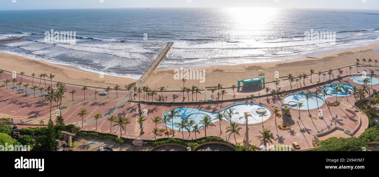 Vista sopraelevata di spiagge, lungomare e Oceano Indiano, Durban, provincia di KwaZulu-Natal, Sudafrica, Africa Foto Stock