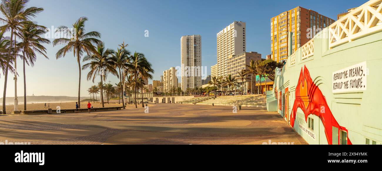 Vista della passeggiata, delle pareti colorate e degli hotel, Durban, provincia di KwaZulu-Natal, Sudafrica, Africa Foto Stock